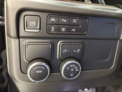 Used 2025 Chevrolet Suburban Premier image 26