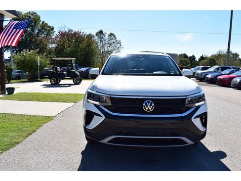 Used 2023 Volkswagen Taos SE w/ Panoramic Sunroof Package image 47