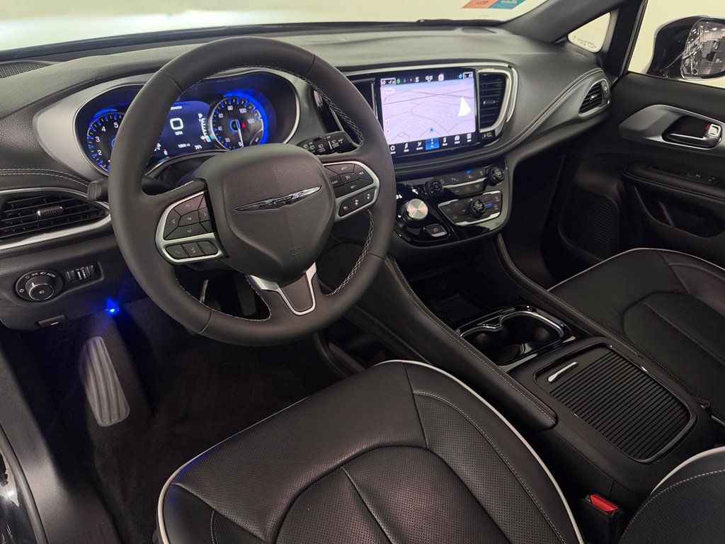 Used 2026 Chrysler Pacifica Limited FWD image 21