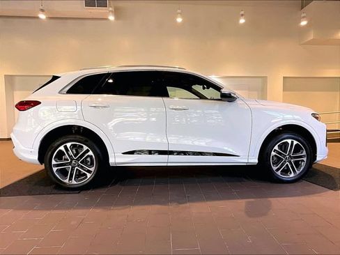 Used 2025 Audi Q5 Premium w/ 19" Wheel Package AWD/4WD image 9