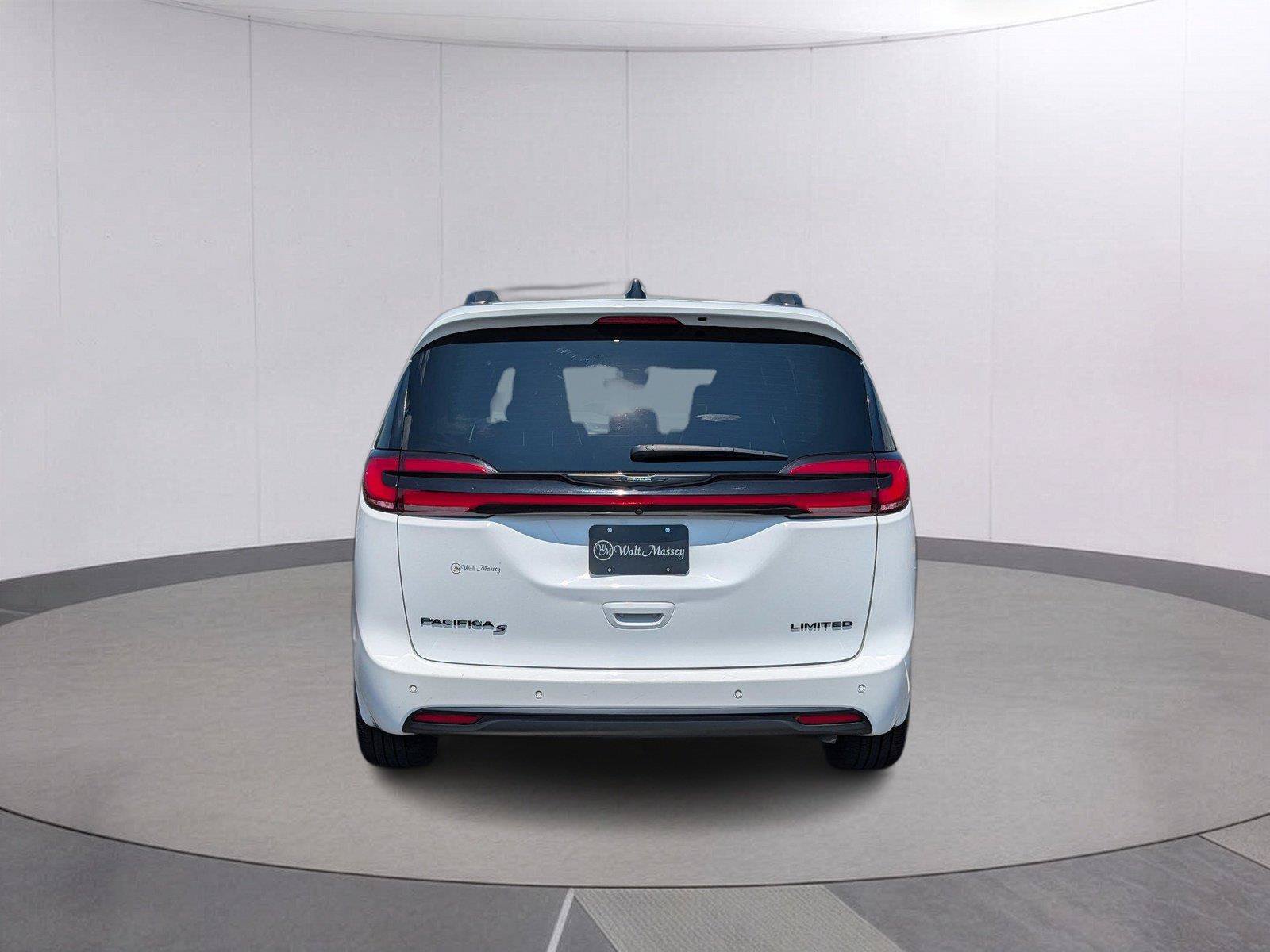 Used 2025 Chrysler Pacifica Limited FWD image 4