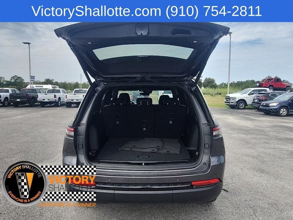Used 2025 Jeep Grand Cherokee Limited w/ Luxury Tech Group II AWD/4WD image 28
