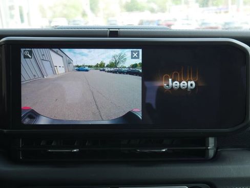Used 2025 Jeep Gladiator Rubicon w/ Convenience Group AWD/4WD image 5