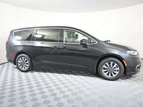 Used 2023 Chrysler Pacifica Touring-L image 8