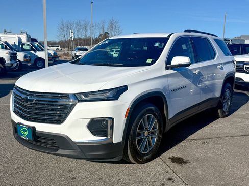 Used 2023 Chevrolet Traverse LT image 3