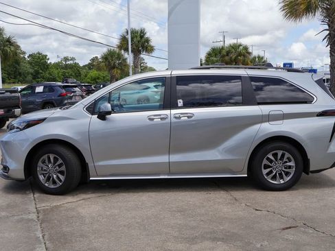 Used 2025 Toyota Sienna XLE FWD image 29