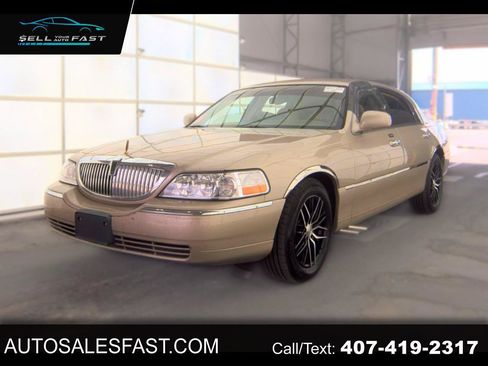 Used 2004 Lincoln Town Car Signature RWD image 1