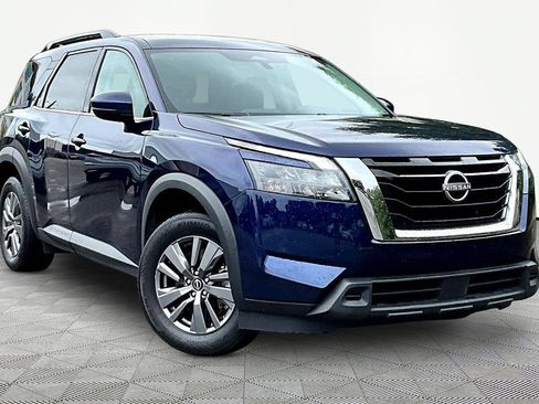 Used 2025 Nissan Pathfinder SV FWD image 3