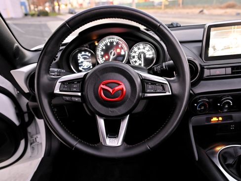 Used 2017 MAZDA MX-5 Miata Club image 12