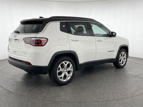 Used 2025 Jeep Compass Latitude AWD/4WD image 9