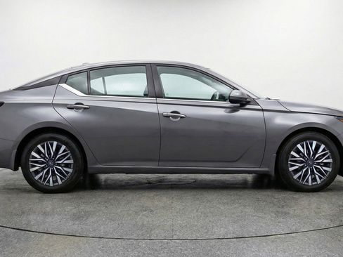 Used 2025 Nissan Altima 2.5 SV FWD image 11