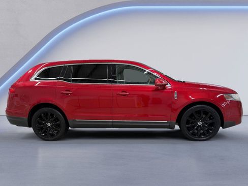 Used 2010 Lincoln MKT 2WD image 2