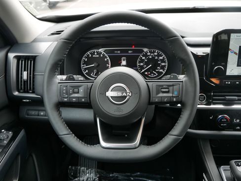 New 2025 Nissan Pathfinder SL image 10