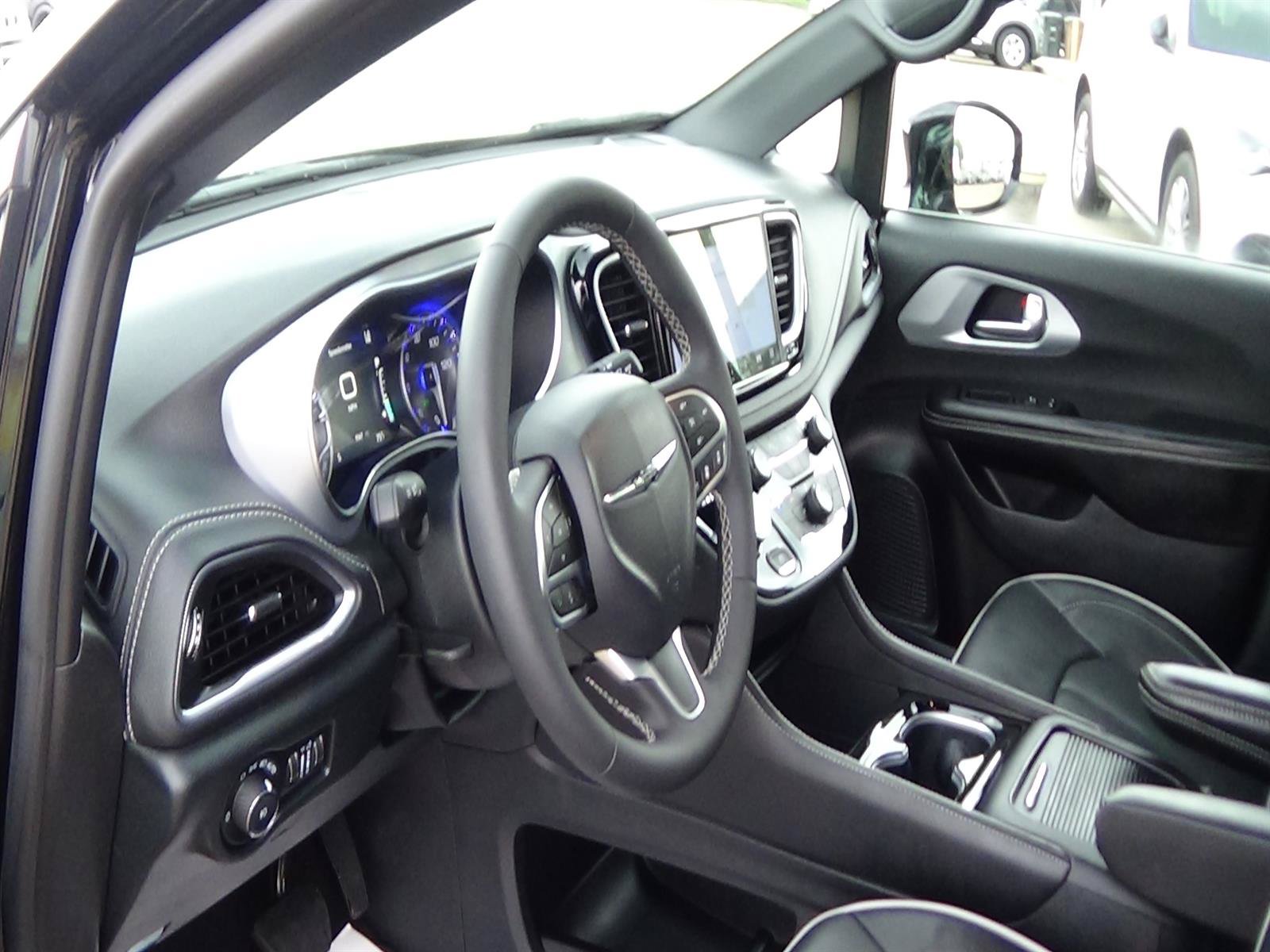 Used 2026 Chrysler Pacifica Limited FWD image 18