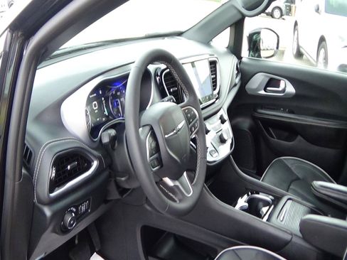 Used 2026 Chrysler Pacifica Limited FWD image 18