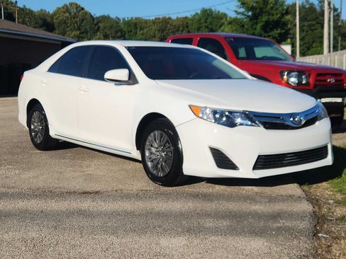 Used 2012 Toyota Camry LE FWD image 3