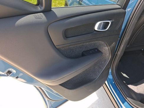 Used 2025 Volvo XC40 B5 Core AWD/4WD image 11