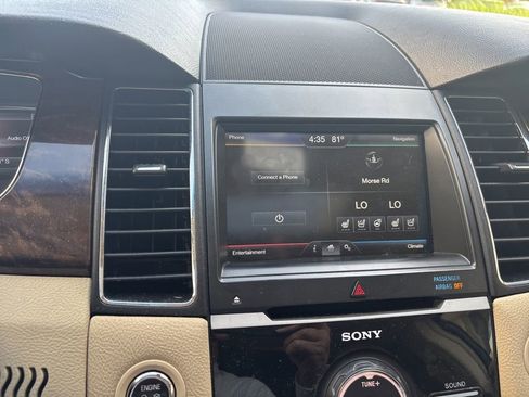 Used 2015 Ford Taurus Limited w/ Equipment Group 301A AWD/4WD image 9