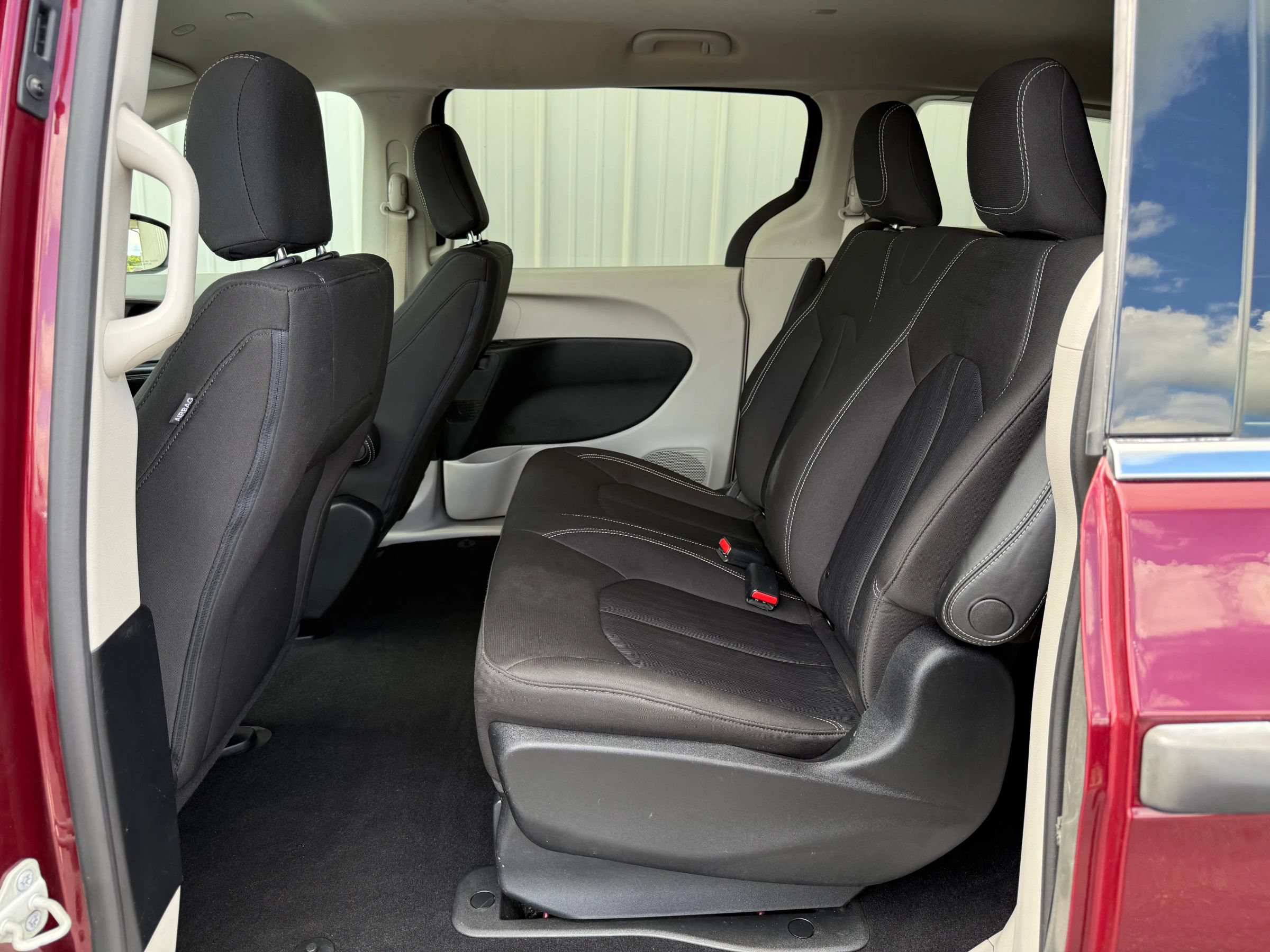 Used 2020 Chrysler Voyager L FWD image 30
