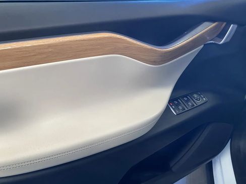 Used 2018 Tesla Model X 75D image 11