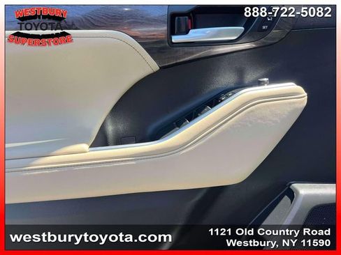 Used 2023 Toyota Highlander Limited AWD/4WD image 19