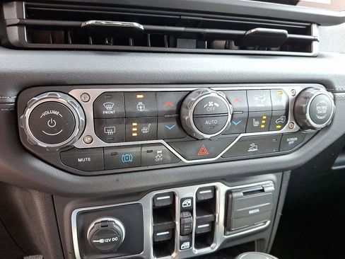 Used 2025 Jeep Wrangler Unlimited Sahara image 13