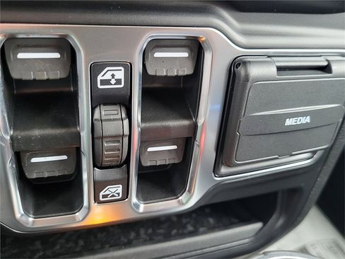 Used 2023 Jeep Wrangler Sahara image 18