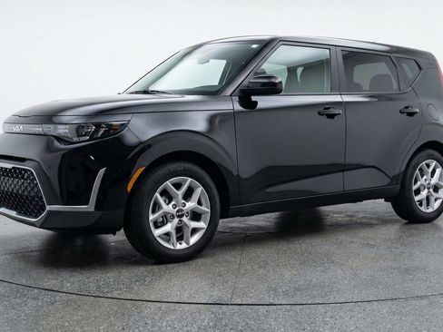 Used 2025 Kia Soul LX w/ LX Technology Package FWD image 3