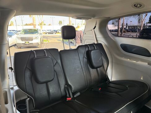 Used 2022 Chrysler Pacifica Limited w/ Uconnect Theater Family Group image 18