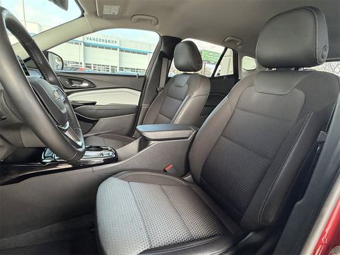 Used 2025 Chevrolet Trax LT w/ LT Convenience Package image 25