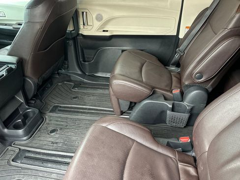 Used 2023 Toyota Sienna Platinum image 14