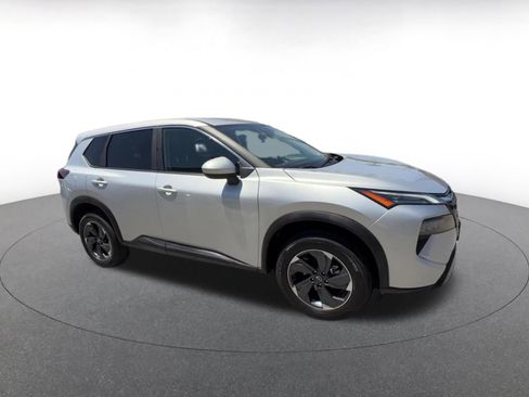 Used 2025 Nissan Rogue SV FWD image 2