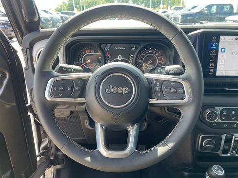 Used 2025 Jeep Wrangler Unlimited Sahara AWD/4WD image 25