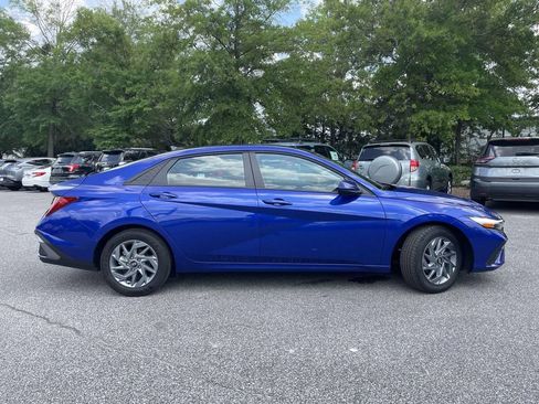 Used 2025 Hyundai Elantra Hybrid FWD image 2