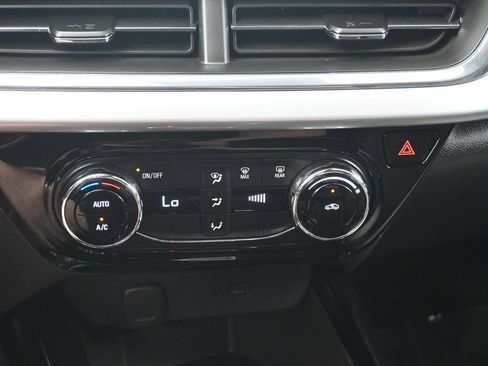 Used 2025 Chevrolet Trax LT FWD image 16