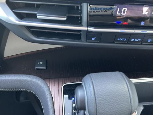 Used 2023 Toyota Sienna XLE FWD image 27