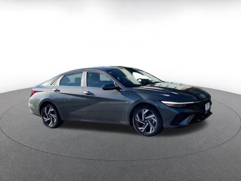 Used 2025 Hyundai Elantra SEL image 2