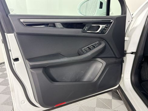 Certified 2023 Porsche Macan AWD/4WD image 25