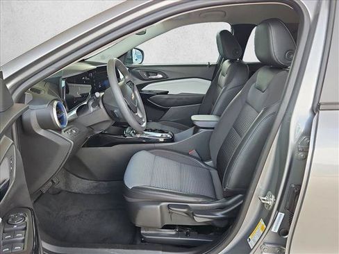 Used 2025 Chevrolet Trax LT FWD image 15