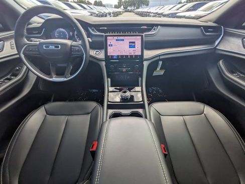 New 2025 Jeep Grand Cherokee Limited w/ Black Appearance Package image 13