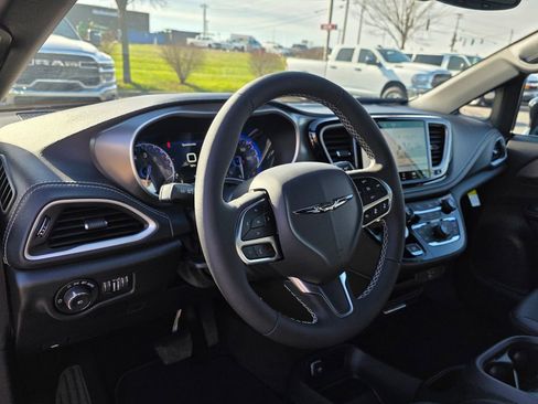 New 2026 Chrysler Pacifica Select image 10