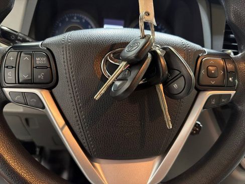 Used 2020 Toyota Sienna L image 47