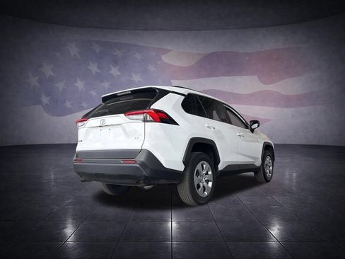 Used 2020 Toyota RAV4 LE FWD image 5