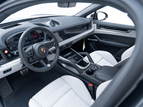 Certified 2024 Porsche Cayenne S AWD/4WD image 4