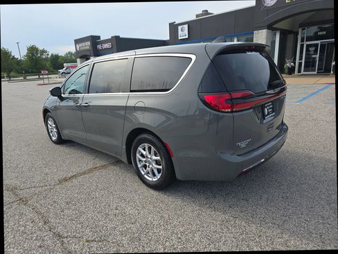 Used 2023 Chrysler Pacifica Touring-L FWD image 2
