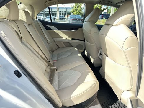 Used 2019 Toyota Camry XLE FWD image 16