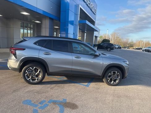 Used 2025 Chevrolet Trax LT FWD image 24