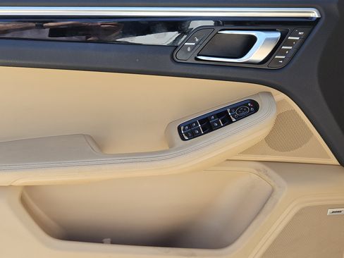 Used 2018 Porsche Macan image 22