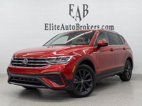 Used 2024 Volkswagen Tiguan SE w/ Panoramic Sunroof Package image 1