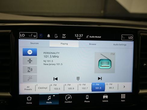 Used 2023 Chrysler Pacifica Touring-L FWD image 13